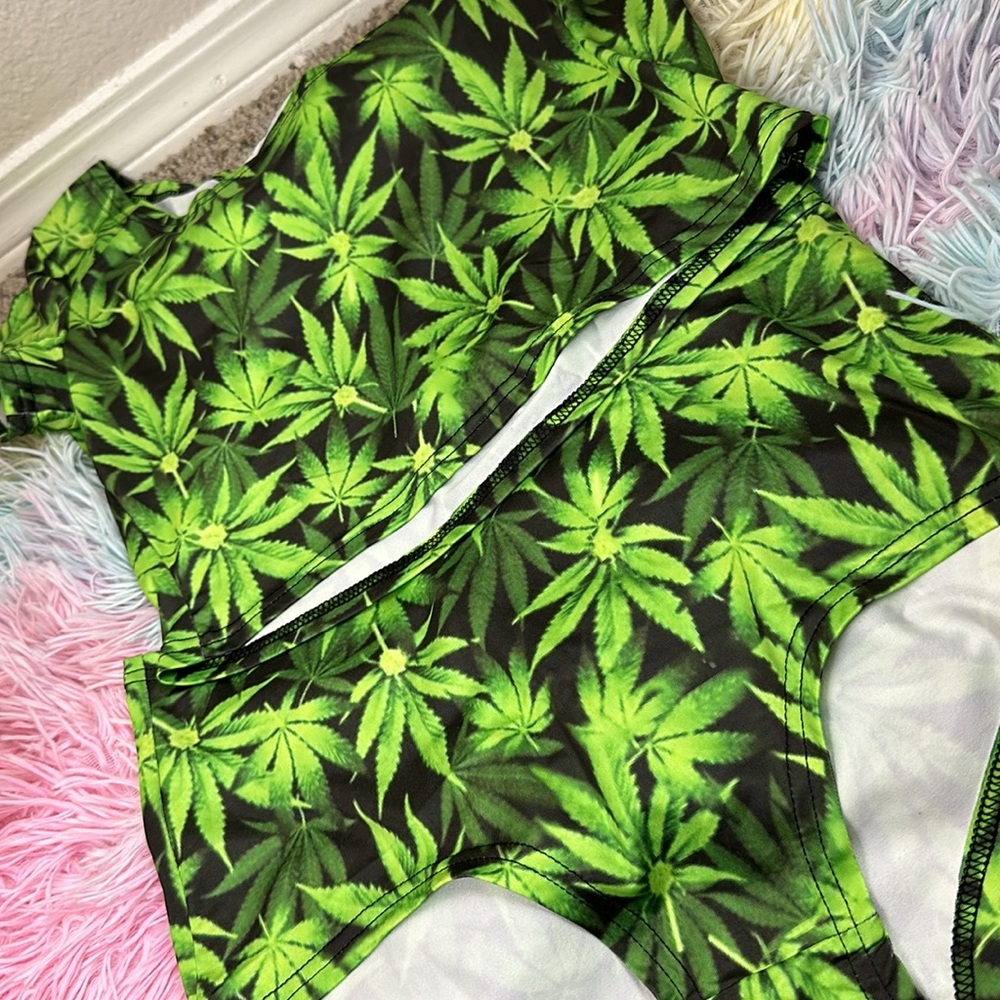 NEW Cannabis Pattern Crop Cheeky Booty Shorts Set 420 - Picture 6 of 6